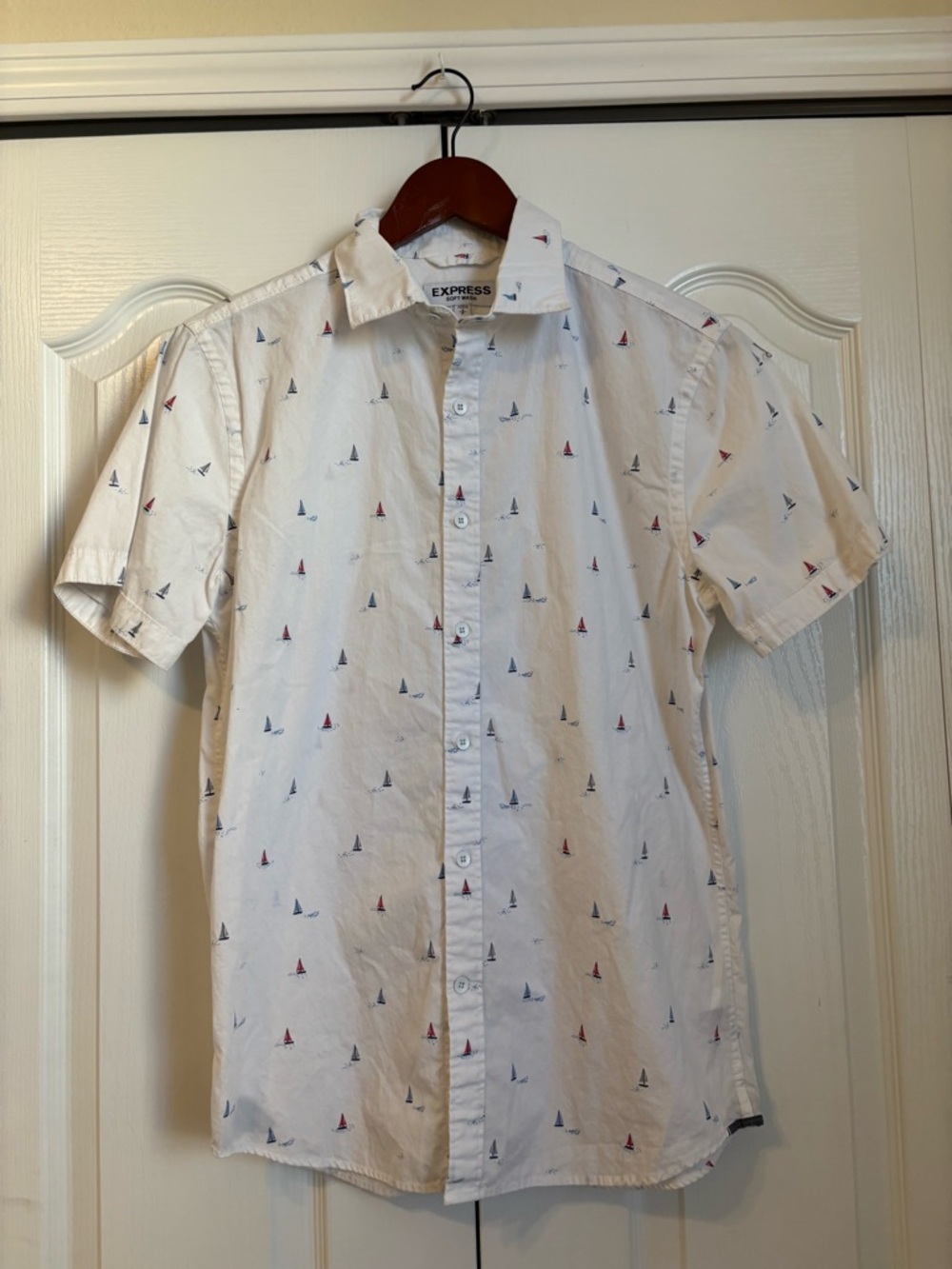 Express Men’s White Short-Sleeve Button-Up Shirt with Red & Blue Sailboat Print